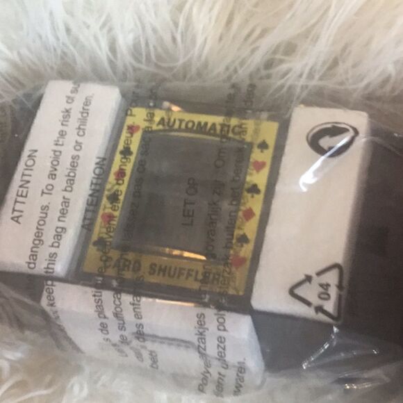 NEW STOCK 2 deck capacity card shuffler, battery operated - Picture 8 of 8